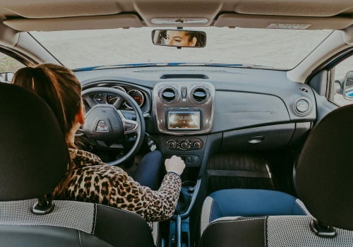 Jaki uchwyt samochodowy na telefon wybrać, aby był stabilny i wygodny?