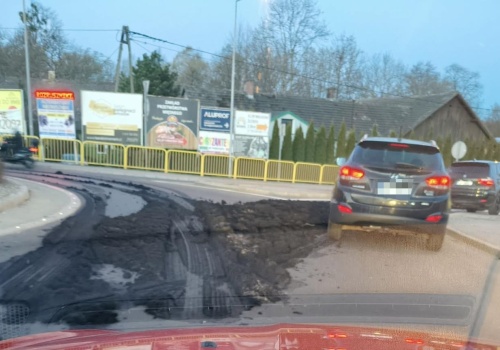 Śliski temat na ul. Międzyrzeckiej. Droga tonęła… w śmierdzącym „ładunku”