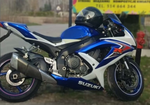 Motocyklista „na jednym kole” zatrzymany przez policję. Okazało się, że nie miał prawa jazdy