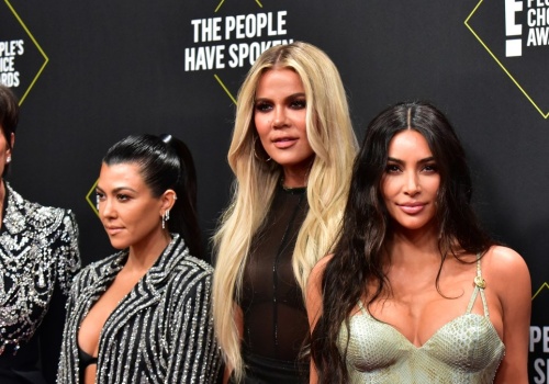 Pastelowe święta Kardashianów. Kris Jenner w falbanach, Khloé w groszkach