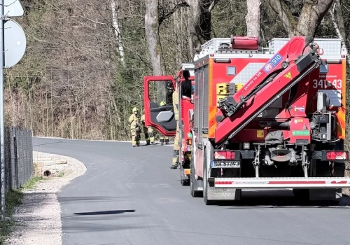 Beczka z podejrzaną substancją na drodze w Podgórzynie