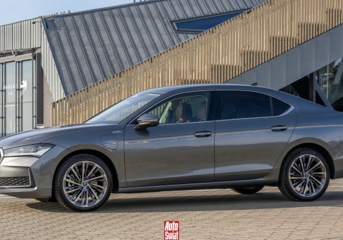 Skoda Superb z 268-konną hybrydą. Sprawdzamy, jak wypada na tle 2.0 TSI
