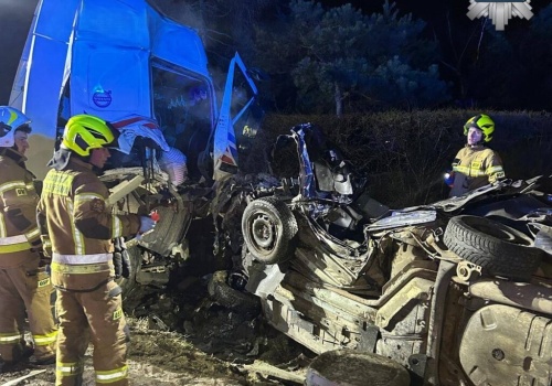 Zderzenie osobówki z ciężarówką. Za kierownicą osobówki 19-latek. Dwie osoby ranne