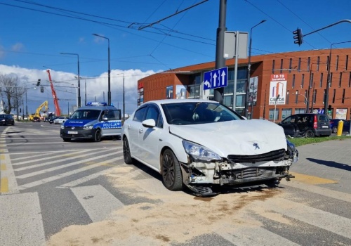 Wypadek na rondzie przy Gali w Lublinie. Jeden z kierowców wjechał na czerwonym