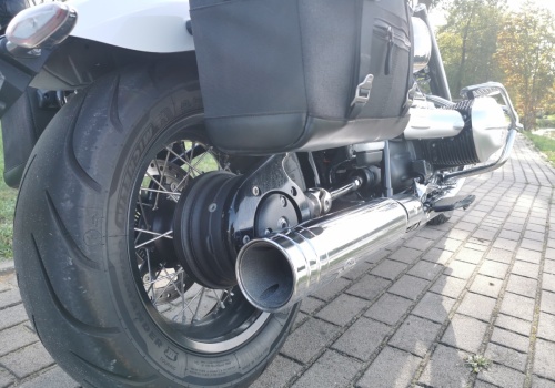 Głośny wydech motocykla: czy policjant może zatrzymać dowód „na ucho”? Jak powinien wyglądać pomiar – odległość, obroty, sonometr 