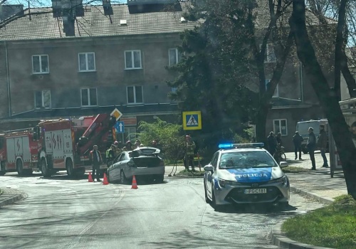 Pościg ulicami osiedli Nowej Huty. Kierowca taranował auta, jego samochód stanął w ogniu