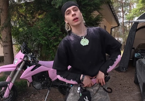 Kinny Zimmer dissuje Okiego numerem „Darek”