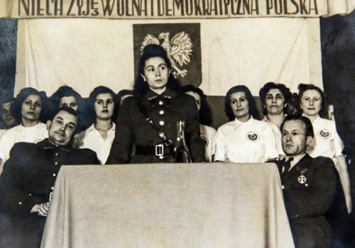 „Stygmat”: Wolińska i Brus w biografii, która wymyka się prostym osądom