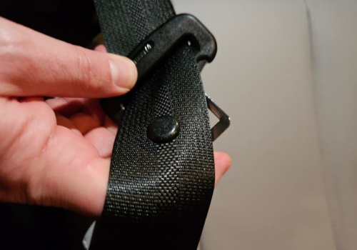 Mały guzik na pasie bezpieczeństwa. Kierowcy go ignorują, a robi ogromną różnicę