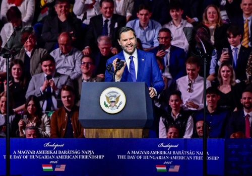 Vance zadzwonił do Trumpa na wiecu Orbana. 