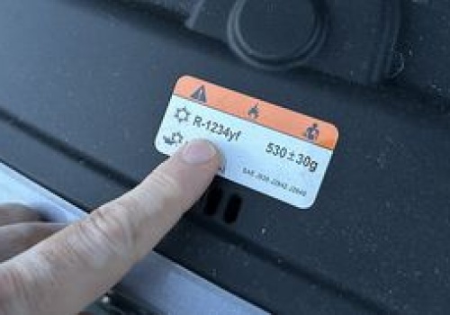 Zajrzyj pod maskę. Masz taką naklejkę? Szykuj się na wydatki