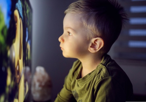 Zdradził, że odzwyczaił dzieci od bajek. 