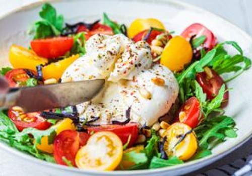 5 składników i kilka przypraw. Najprostsza sałatka, idealna po świątecznym ucztowaniu