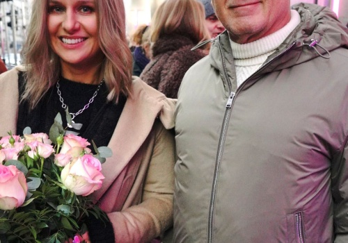 67-letni gwiazdor zapozował z o 20 lat młodszą ukochaną. Też rozwija się na scenie