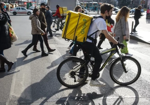 Widmo zakazu ruchu w Rynku oddalone, ale kontrole trwają. Wrocław na wojnie z kurierami na rowerach
