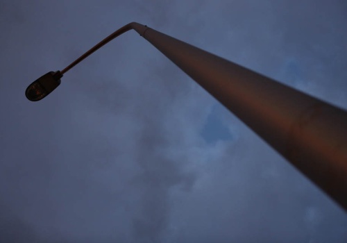 Ciemności na osiedlu Kolejowym. Latarnie nie świecą, a miasto i Tauron przerzucają się odpowiedzialnością