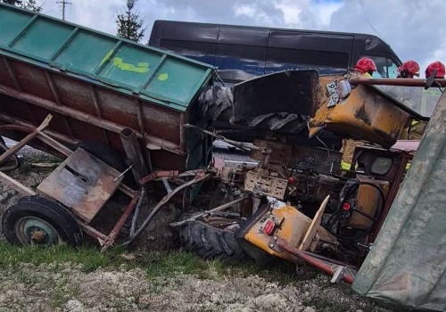 Staranował jadący przed nim ciągnik rolniczy. Traktorzysta wypadł przez szybę