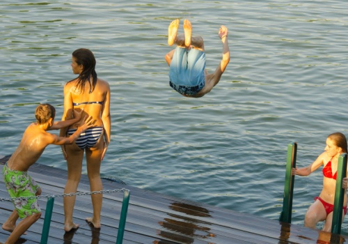 Nowe zasady kąpieli na koloniach: więcej kontroli i obowiązków. MEN stawia na bezpieczeństwo