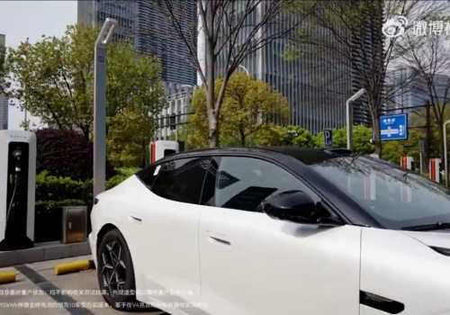 BYD: Ładujemy się do 70 procent w 5 minut. Geely: A Lynk & Co 10 w 4:22 minuty, ha!