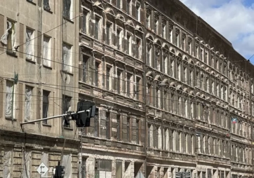 Sypiące się kamienice z Pułaskiego odzyskają blask. Ich remont ma ruszyć jeszcze w tym roku