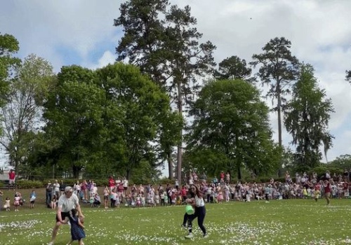 „Deszcz” jajek i sekundy grozy. Sekundy od tragedii podczas wielkanocnej zabawy w USA (WIDEO)