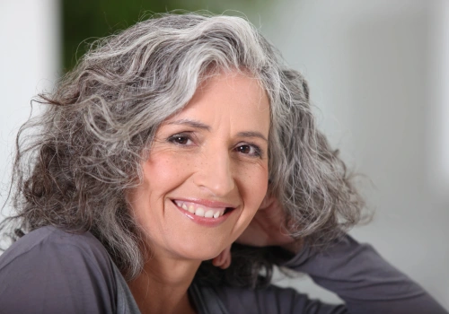 Eksperci przebadali szampony do siwych włosów. Tani produkt pokonał znane marki