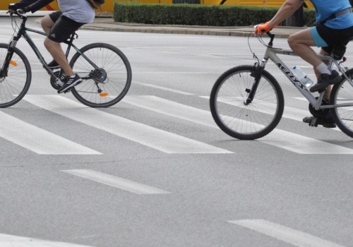 Rowerzysta to nie pieszy. Ten błąd na przejściu popełnia wielu