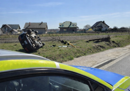 Dwa zatrzymania w 24 godziny. Kierujący Mustangiem dachował podczas ucieczki przed policją. Miał blisko 3 promile