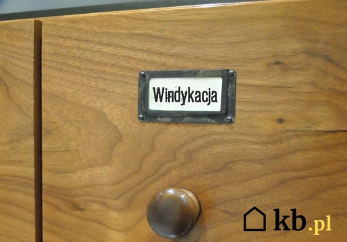 Wielu próbuje „zniknąć” w ten sposób, ale komornik i tak do nich dociera. Oto jak