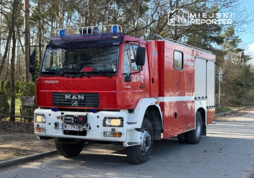 Niebezpieczne drzewo zawisło nad budynkiem na Białołęce