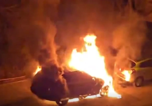 Na Leśnym paliły się samochody. Pożar zaczął się od samochodu podwyższonego ryzyka