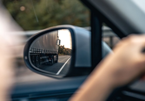 Kierowcy wciąż robią ten błąd z lusterkami. Skutki mogą zaskoczyć