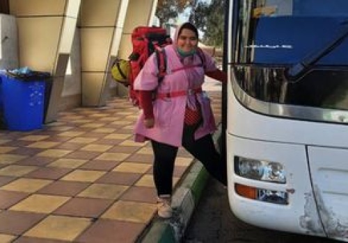 Iranka prawie nie widzi. Zwiedza świat z garstką dolarów w kieszeni