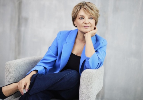 Szczęście kobiety zaczyna się od wyrzucenia białych rajstopek.