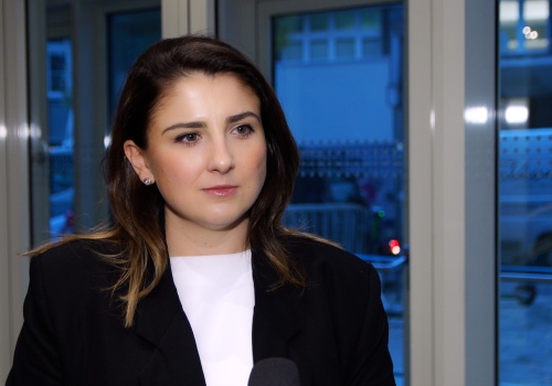 Dla polskich konsumentów cena produktów wciąż pozostaje kluczowa. Coraz częściej „kupują” jednak wartości i emocje