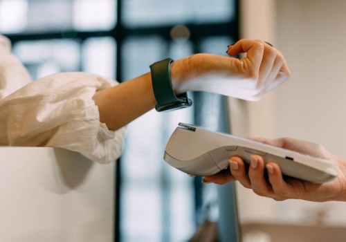 Ranking kont osobistych z płatnościami mobilnymi. Już nie tylko telefon się liczy