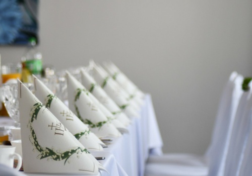 Polacy wydają na komunie tysiące złotych. Te dwie atrakcje to już standard