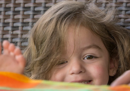 Po czym poznać, że dziecko kłamie? Nie zawsze unika kontaktu wzrokowego