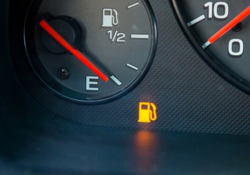 Ile kilometrów można przejechać na rezerwie? Nie ryzykuj, bo dostaniesz mandat