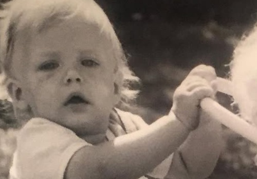 Tę uroczą dziewczynkę zna każdy Polak. To ikona. Mało kto poznaje ją na zdjęciu sprzed lat