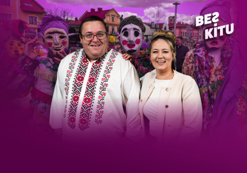 Śmiergustnicy, skok na telewizory i bocian celebryta – „BesKitu”! WIDEO