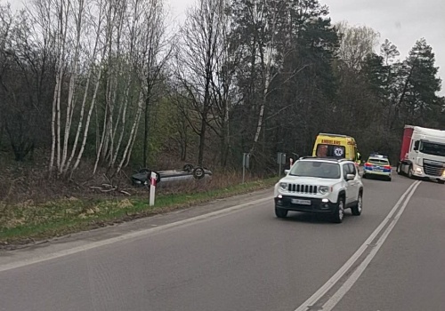 Wandzin: dachowanie samochodu na DK19. Dwie osoby poszkodowane, utrudnienia w ruchu