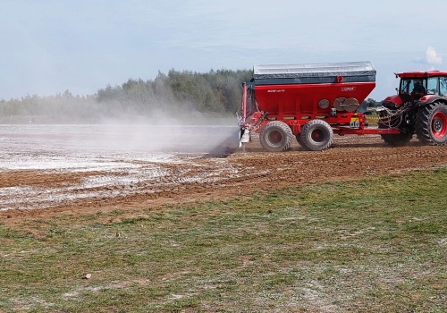 Rolnicy chcą dopłat do wapnowania. Problem narasta w wielu regionach