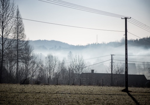 „Polska jest dziwnym fenomenem”. Od dwóch lat jakość powietrza znów spada