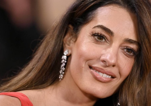 Amal Clooney zachwyca nową fryzurą. 
