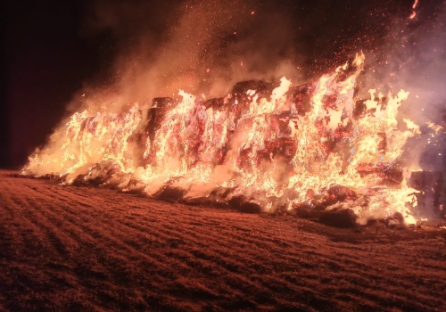 Zniszczyli zapasy dla bydła. 1250 balotów spłonęło w jedną noc