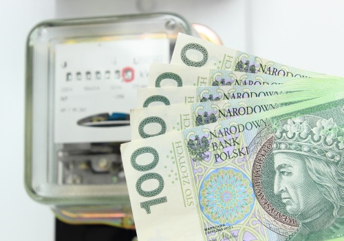 Seniorzy mogą dostać comiesięczne dopłaty do prądu i gazu. Jak się o nie ubiegać?