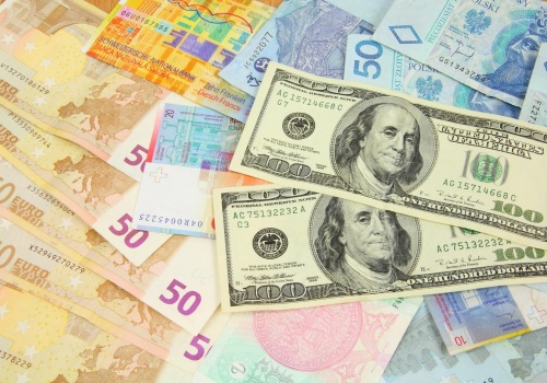 Dolar i euro tracą, złoty zyskuje