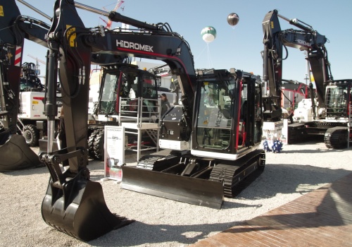 Dwie nowe 7-tonowe koparki Hidromeka. Jedna jest gotowa, druga jeszcze nie