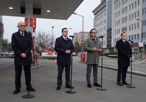 Ceny paliw niżej także dla obcokrajowców. Rząd sprawdza czy ograniczyć sprzedaż sąsiadom